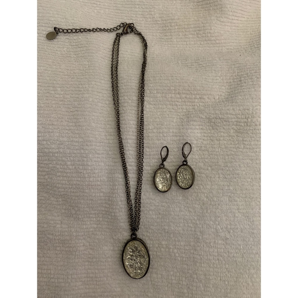 Necklace and earring set